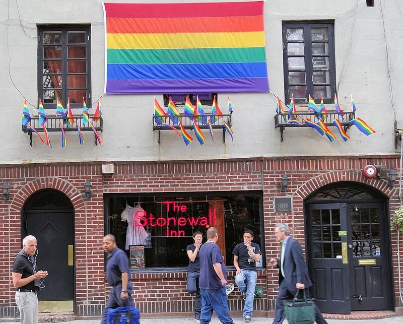  Stonewall Inn National Monument in NYC geschmückt mit bunten Regenbogen-Pride-Fahnen im Sommer.