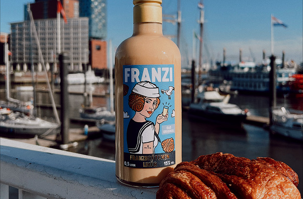 Franzi Fasche mit Hamburg Hintergrund