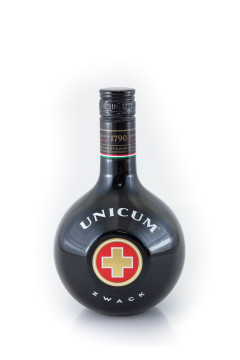 Unicum Zwack Kräuterlikör - 0,7L 40% vol Unicum Zwack Kräuterlikör - 0,7L 40% vol