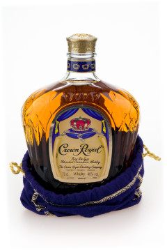 Crown Royal Whisky Blended Canadian Whisky - 0,7L 40% vol Crown Royal Whisky Blended Canadian Whisky - 0,7L 40% vol